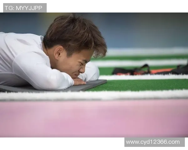 四肢发达的足球明星如何通过体能与技术赢得赛场荣耀