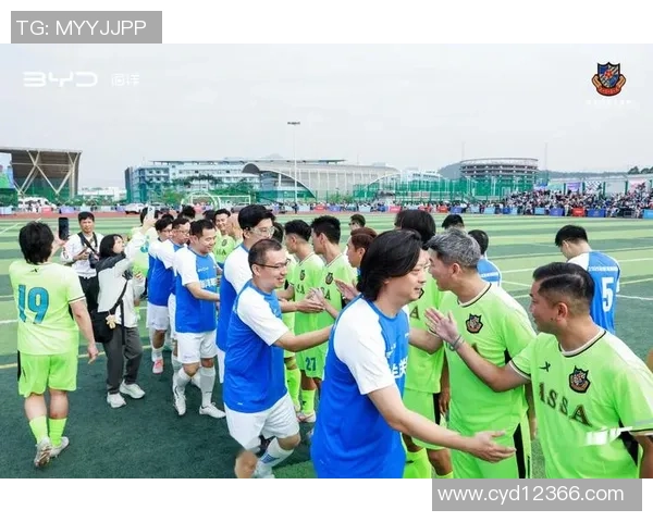 当绿茵球星动作合拍时展现激情瞬间与团队默契魅力