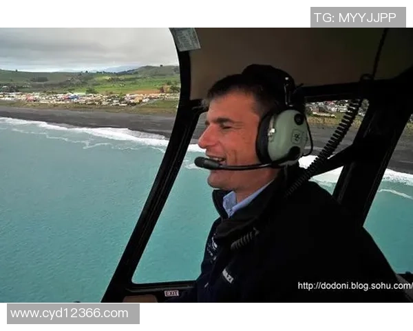 美国足球球星开车驰骋公路展现运动激情与自由风采